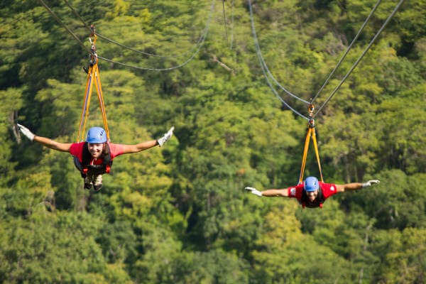 Två personer som hänger i en zip-line