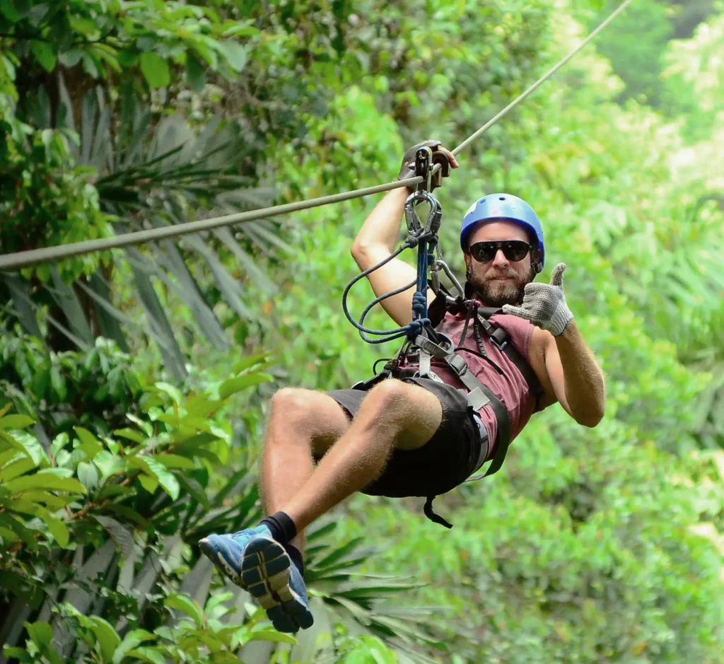 man som åker linbana i Costa Rica